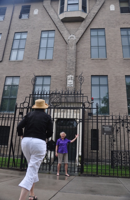 sue in front of the Gardner Museum